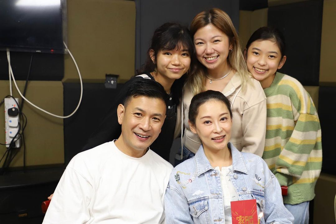 楊卓娜逾千呎田園風豪宅曝光！巨型庭園彷如外國小鎮！大宅2米聖誕樹超有氣氛！