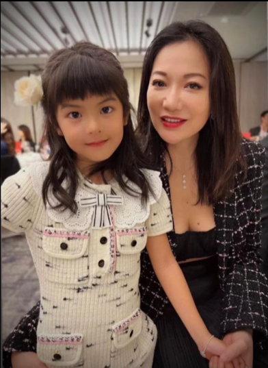 賈靜雯細女「波妞」暴風成長成美女！眼仔碌碌五官精緻！完美遺傳媽媽顏值！