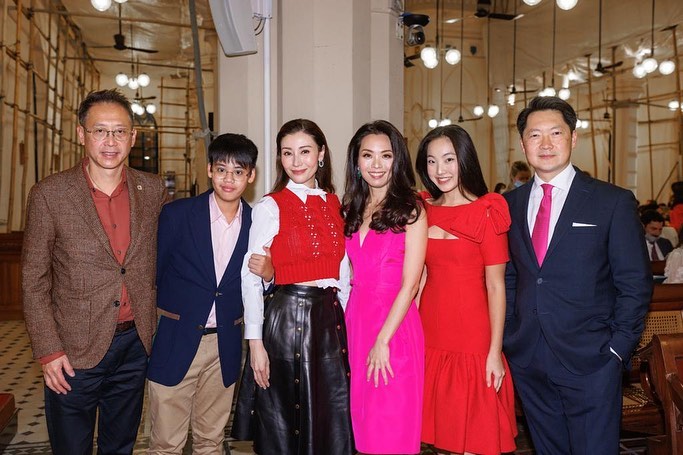 52歲李嘉欣高雅現身教堂成全場焦點！11歲囝囝Jayden暴風抽高！西裝骨骨超成熟！