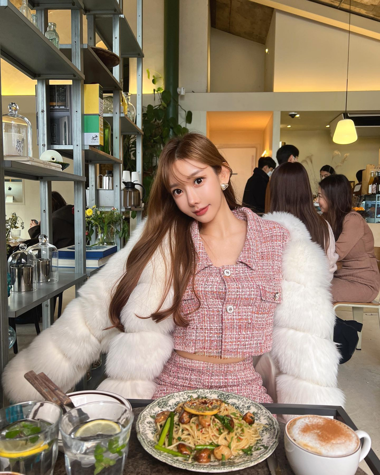 陳冠希舊愛Cammi再惹修圖風波！超浮誇巨臀/20吋激纖腰！網民無情嘲笑：似吹氣公仔！