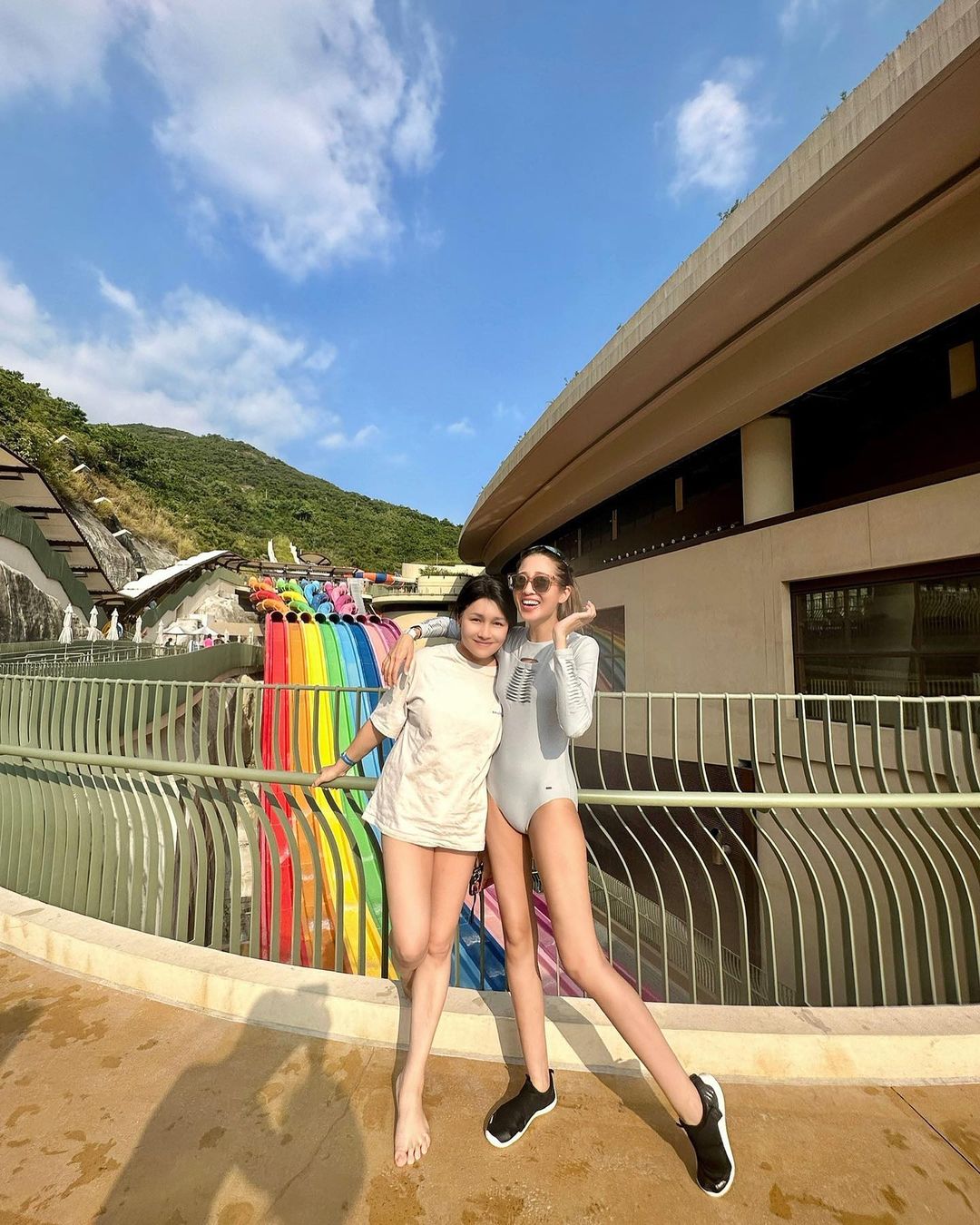 陳敏之曬水著照疑P圖失手！43吋大長腿驚變「火柴腳」！43歲仍身材火辣被讚！