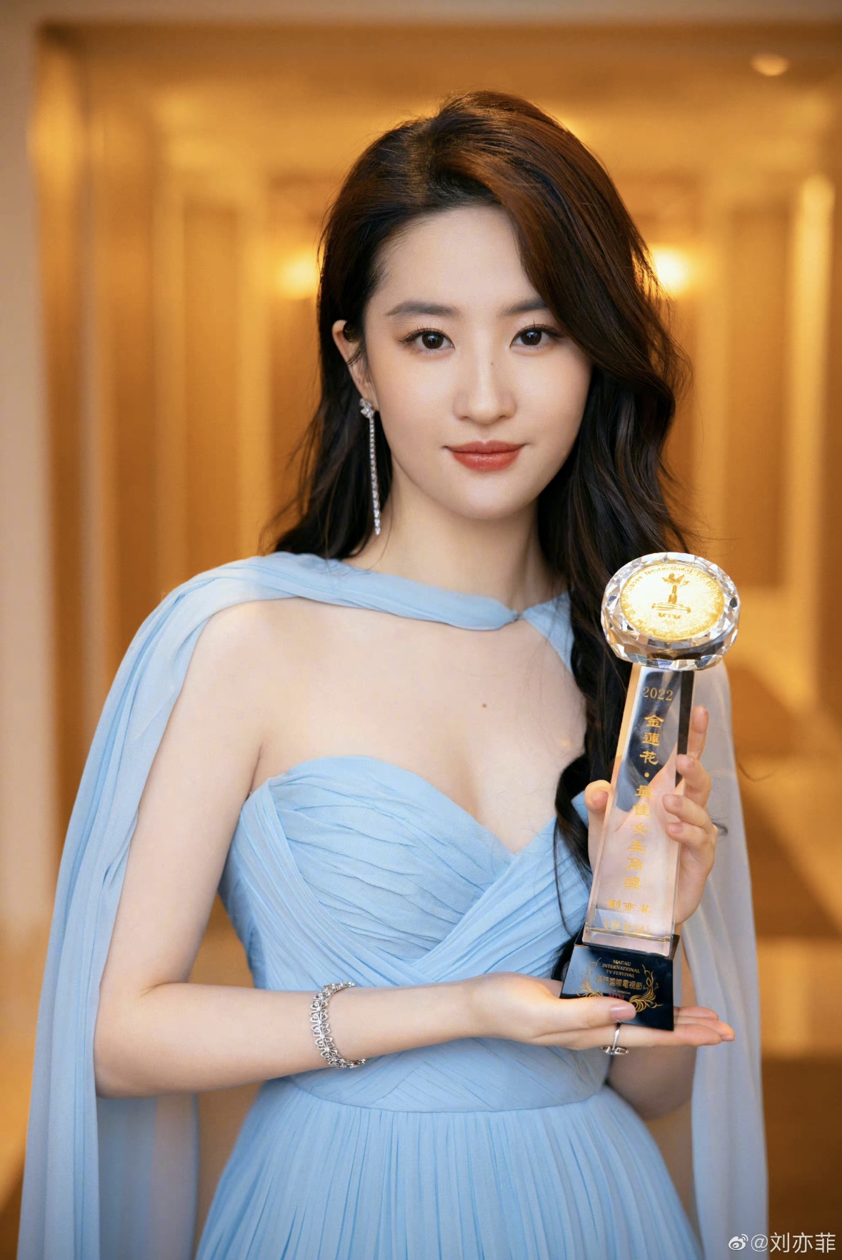 劉亦菲現身澳門電影節撞衫金高銀！網民批P圖前後對比太大！真實身材圓潤仙氣不再？