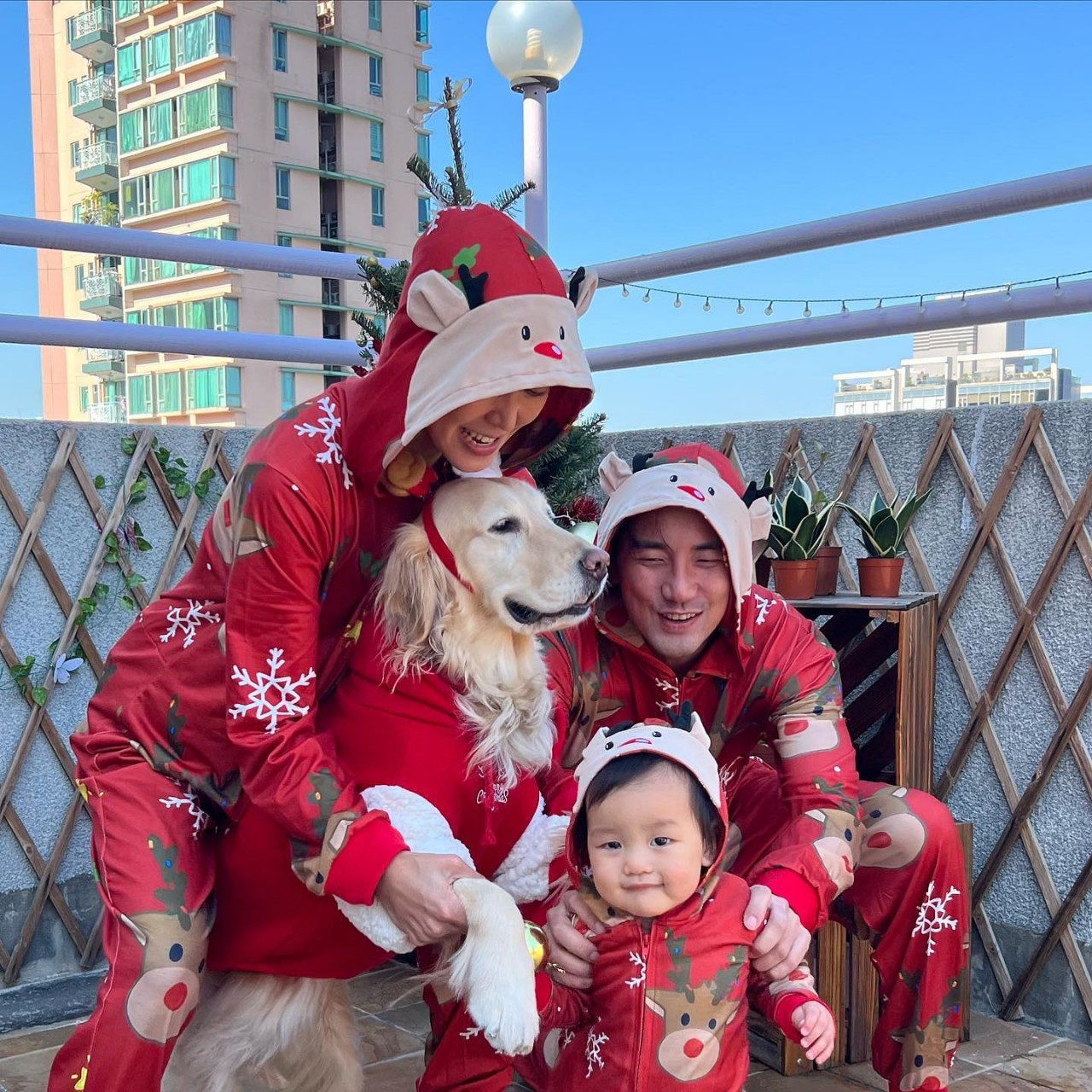 洪永城曬溫馨一家三口靚相！聖誕親子裝！1歲囡囡與爸爸餅印表情趣怪！