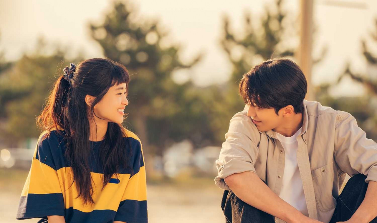 Freshgrad女友出社會即提分手！男友嘆4年送禮全白費！網民：輸給XX不意外！