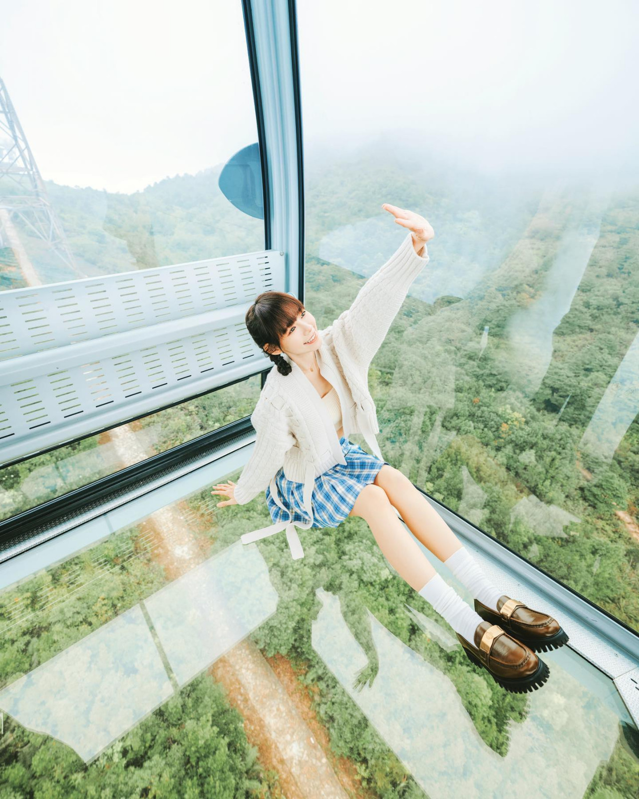 林明禎坐玻璃纜車「裙底失守」險走光！激短迷你裙騷美腿！網民：「小心被看光！」