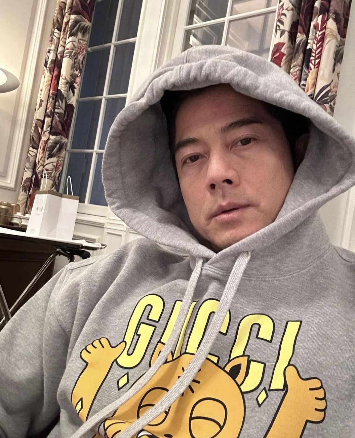 57歲郭富城曬素顏自拍賀新年！無懼家居頹樣示人！獲激讚具男人味：港版木村拓哉！