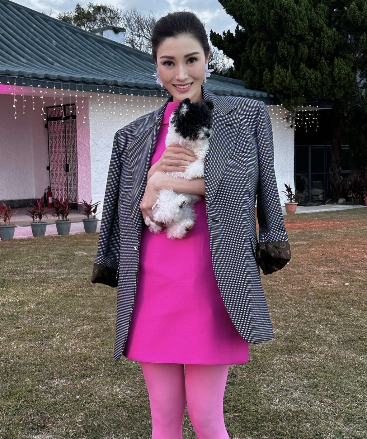 52歲李嘉欣挑戰全身「死亡Barbie粉」！大膽桃紅色絲襪！11歲兒子正面曝光！