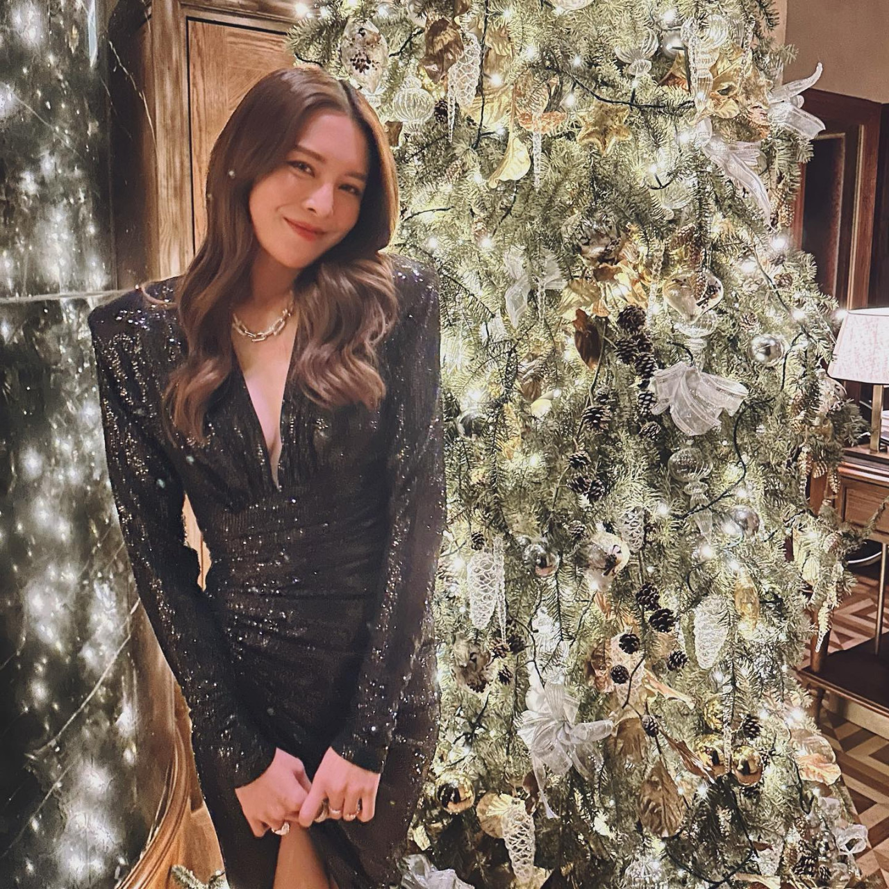 32歲張曦雯DeepV罕曬酥胸艷壓全場！火辣勻稱身材被大讚！同框唐詩詠慘被比下去？