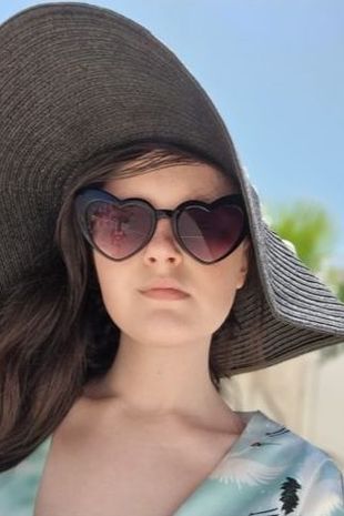 女生做功課打瞌睡驚揭患腦癌！長期疲倦/頭痛母終覺異常！求醫性命垂危！