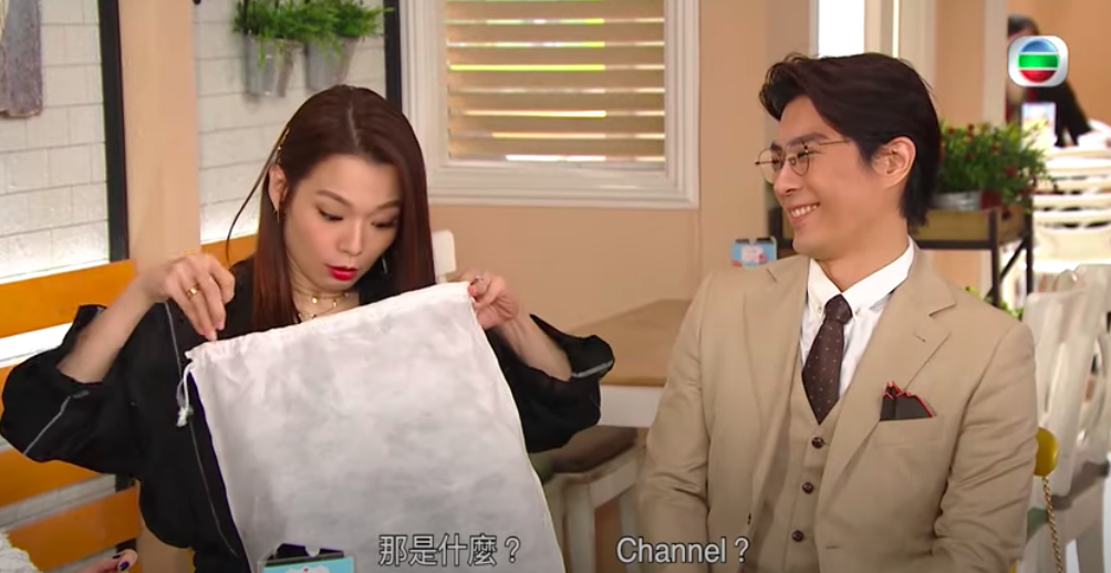 港女用小CK被讚「正經好女仔」！港男嘲用名牌袋全是拜金女！網民：自己錢買袋有咩問題？