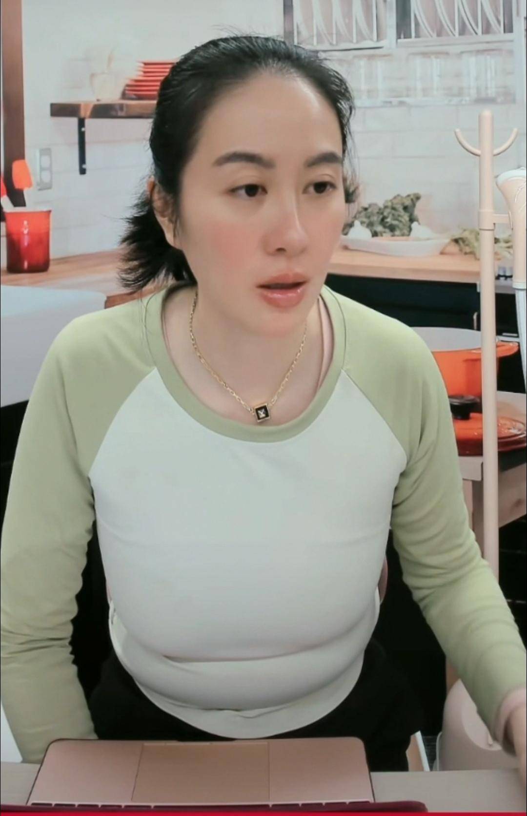 42歲葉璇直播不顧儀容形象盡毀！圓潤贅肉嚇倒網民！網民翻24年前選美冠軍舊照！