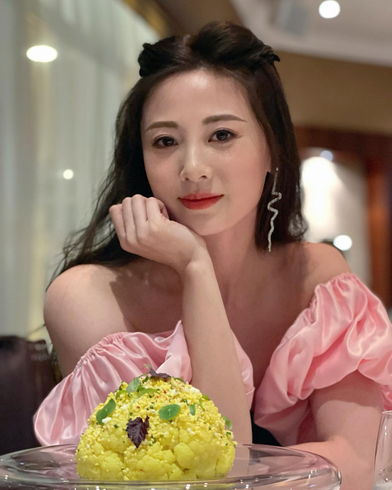 35歲朱晨麗曬性感「肚兜裝」賀年照！緊身背心騷豐滿上圍！網民激讚：「人比花美」！