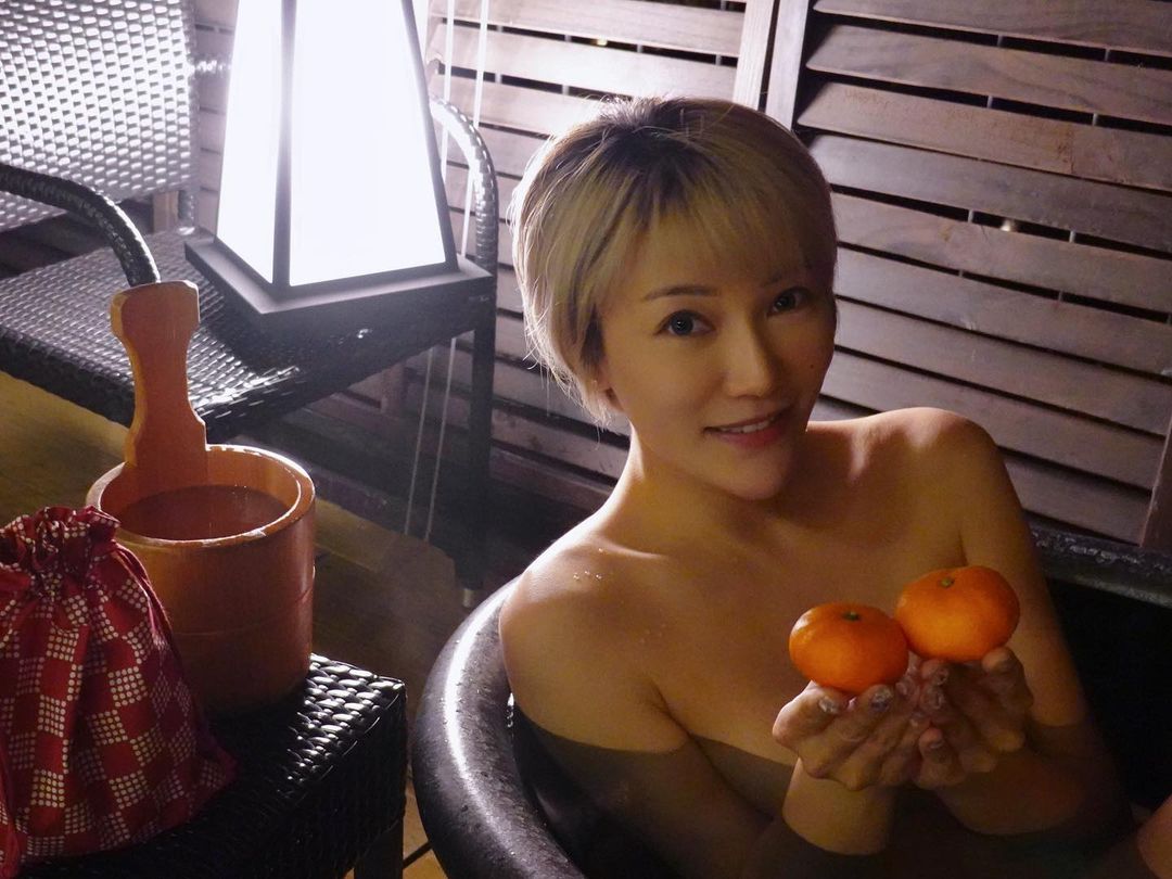 44歲李璧琦大尺度曬全裸溫泉照！酥胸前「兩柑」成焦點！網民：「令人想入非非」！