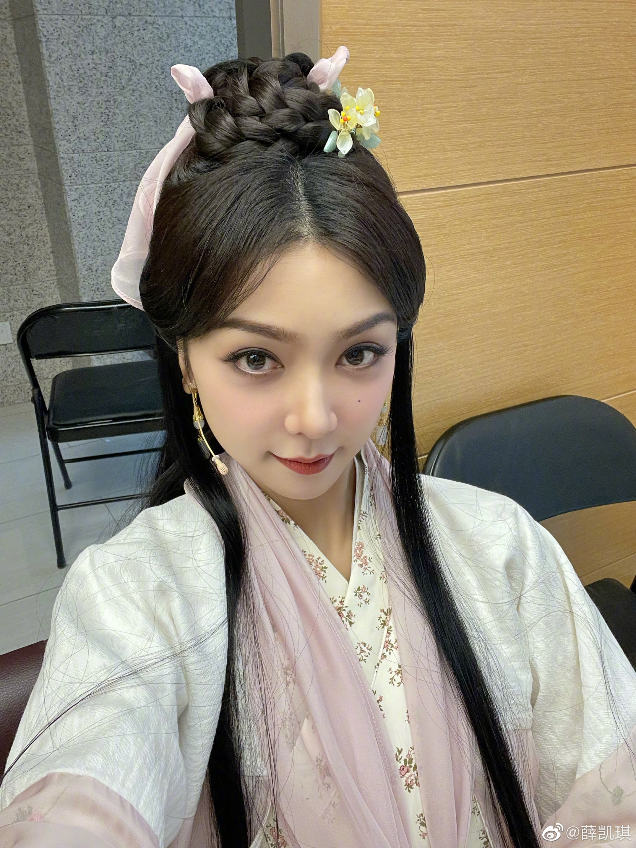 薛凱琪鍾欣潼合照被指過份P圖！超重胭脂似「陶瓷娃娃」！即被淡妝阿嬌比下去