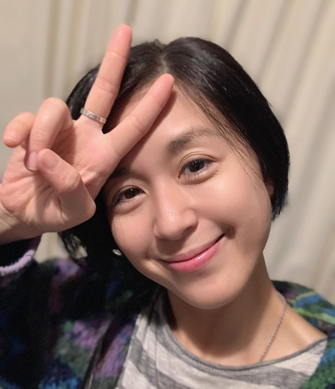 41歲唐寧曬素顏自拍反擊「童顏走樣」批評！超近鏡狀態極佳！移居紐西蘭生活寫意！