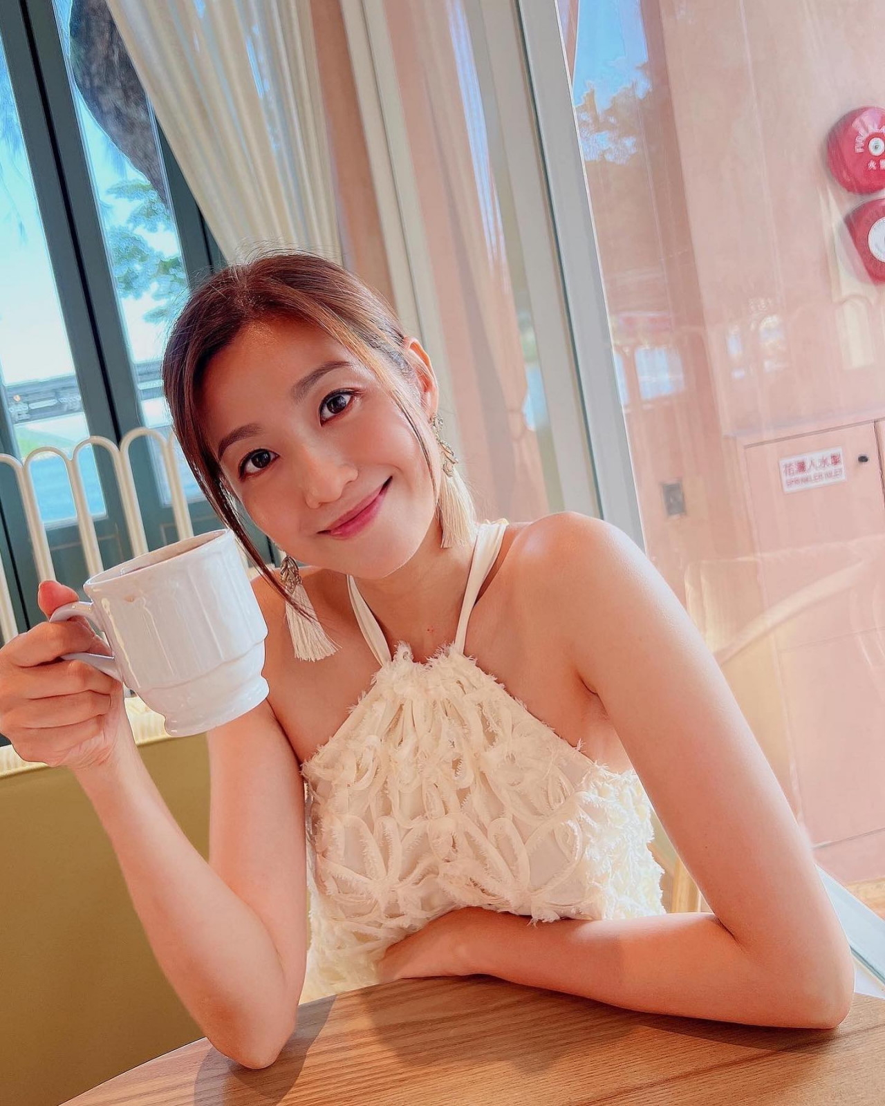 42歲陳自瑤街頭被粉絲野生捕獲！休閒打扮難掩星味！路人鏡頭下真實美貌驚艷！