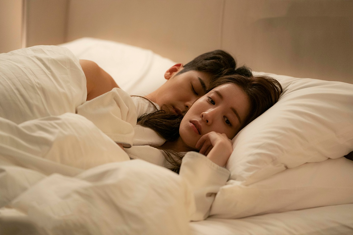 人妻皮膚突然變差驚揭老公怪癖！裝睡發現對方每晚XX！網民又驚又笑：「好噁心」！