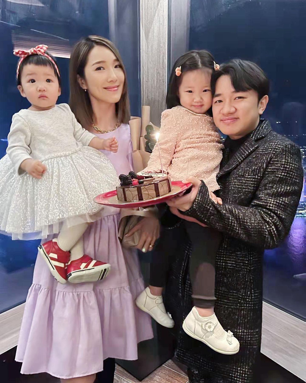 王祖藍大女Gabby越見標緻搣甩爸爸餅印樣！被指「翻版祖藍」顏值不及妹妹！網民：「越大越靚」！