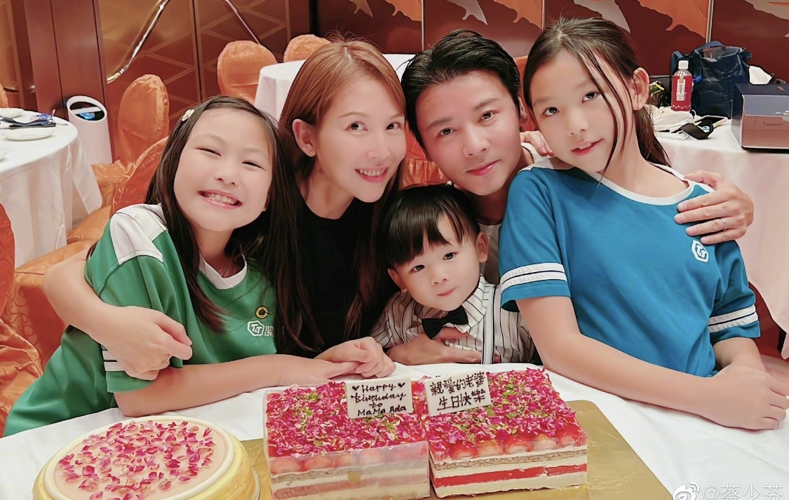 蔡少芬曬老公生日一家五口靚相！兩女兒越大越靚！網民：一家顏值都好強！