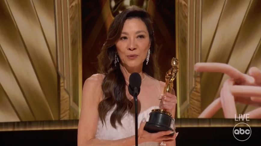 60歲楊紫瓊勇奪奧斯卡最佳女主角！公開5招凍齡極緻保養術！女神級顔值美艷舊照瘋傳！