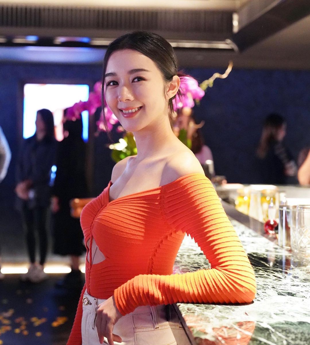 麥明詩近照騷胸極性感！狀態極佳更勝港姐時期！衝擊網民視覺：索到不得了！