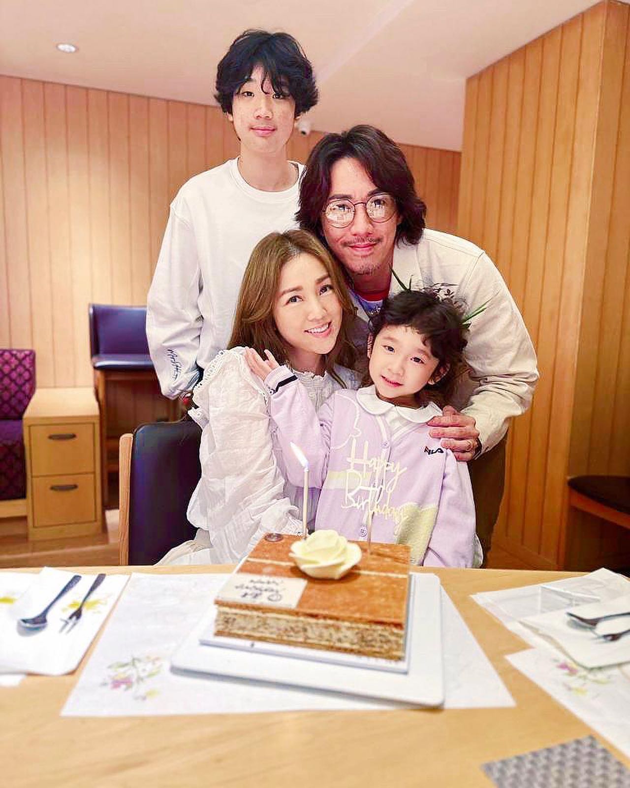 謝安琪46歲生日超凍齡仍像少女！曬一家慶生照大仔樣貌成焦點！單眼皮捲髮似韓國OPPA！