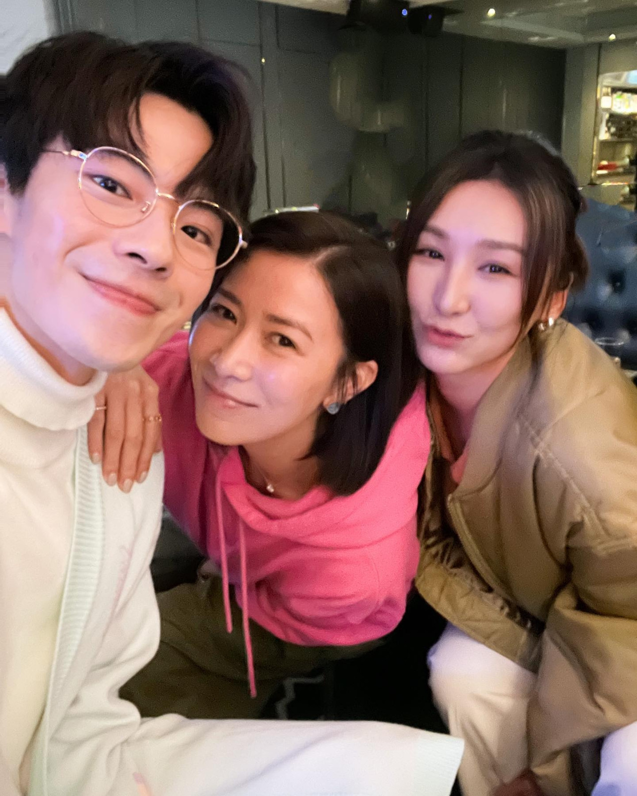 47歲佘詩曼被好友出賣素顏合照！真實皮膚狀態驚人！網民對比深夜重播《絕代商驕》劇照！