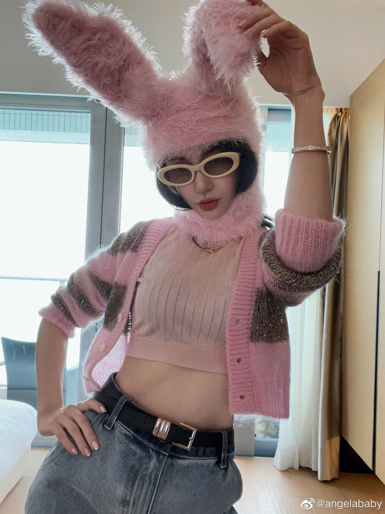 Angelababy罕有公開2億豪宅睡房！智能牀/真絲床單價值不菲！房間面積成網民焦點！