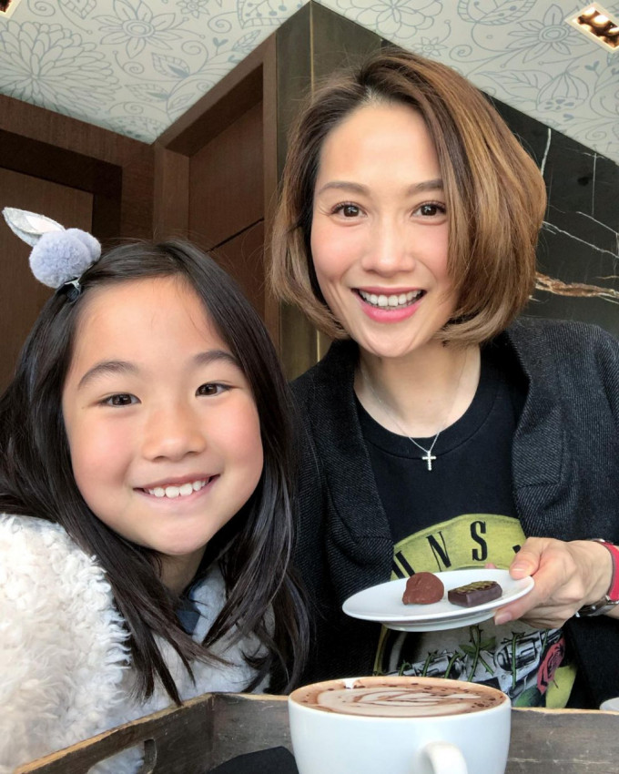 47歲袁彩雲近照曝光！9歲alycia餅印樣超可愛！零皺紋靚樣露馬甲線Keep得超好！