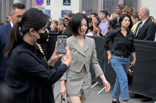 41歲宋慧喬被韓國粉絲街頭捕獲！真實身高顏值驚人！4大逆齡保養、減肥秘訣公開！