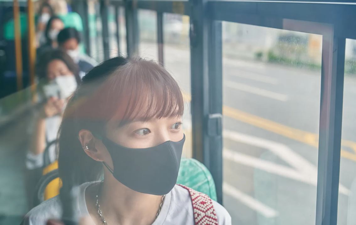 港女低胸短裙被大叔視覺性騷擾！即場用5字反擊引起兩極討論！男網友：著得出街預咗！