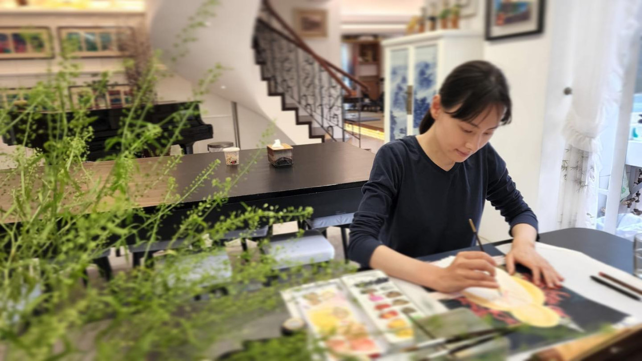 34歲梁洛施久未露面近照氣質依舊！簡樸白T恤牛仔褲！素顏皮膚狀態絕佳！