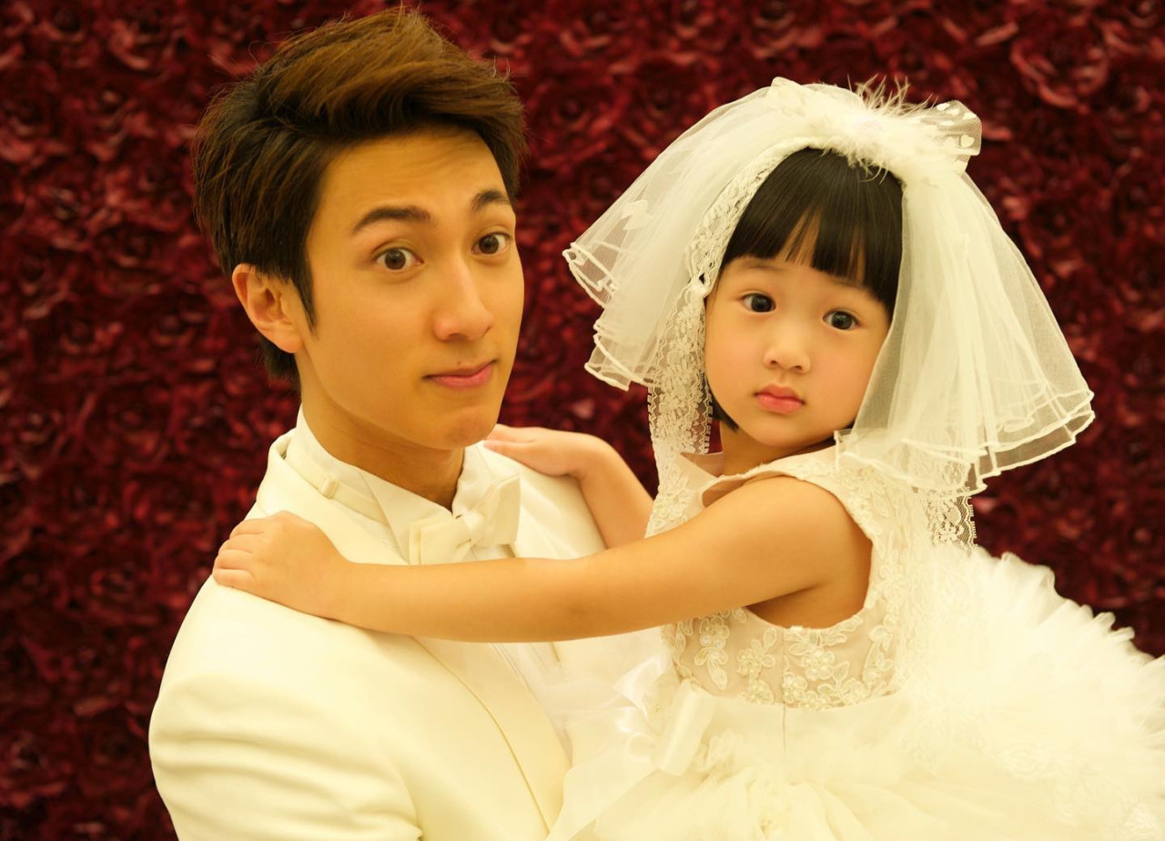 吳尊一家遊迪士尼被野生捕獲！12歲NeiNei擁長腿超氣質！全家被讚超高顏值！