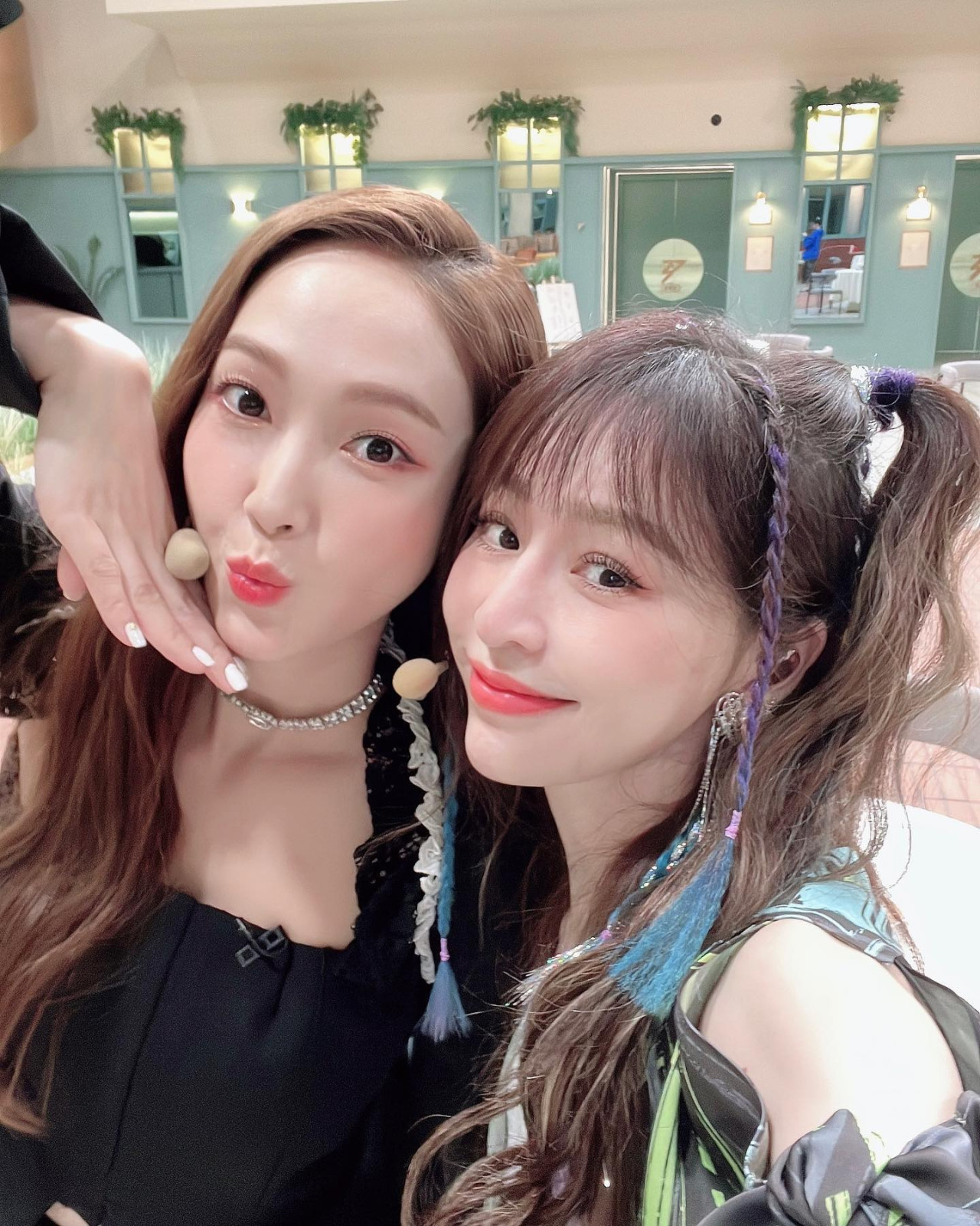 王心凌曬與阿嬌Jessica同框照惹熱議！超低胸上圍震撼眼球！三大凍齡女神超吸睛！