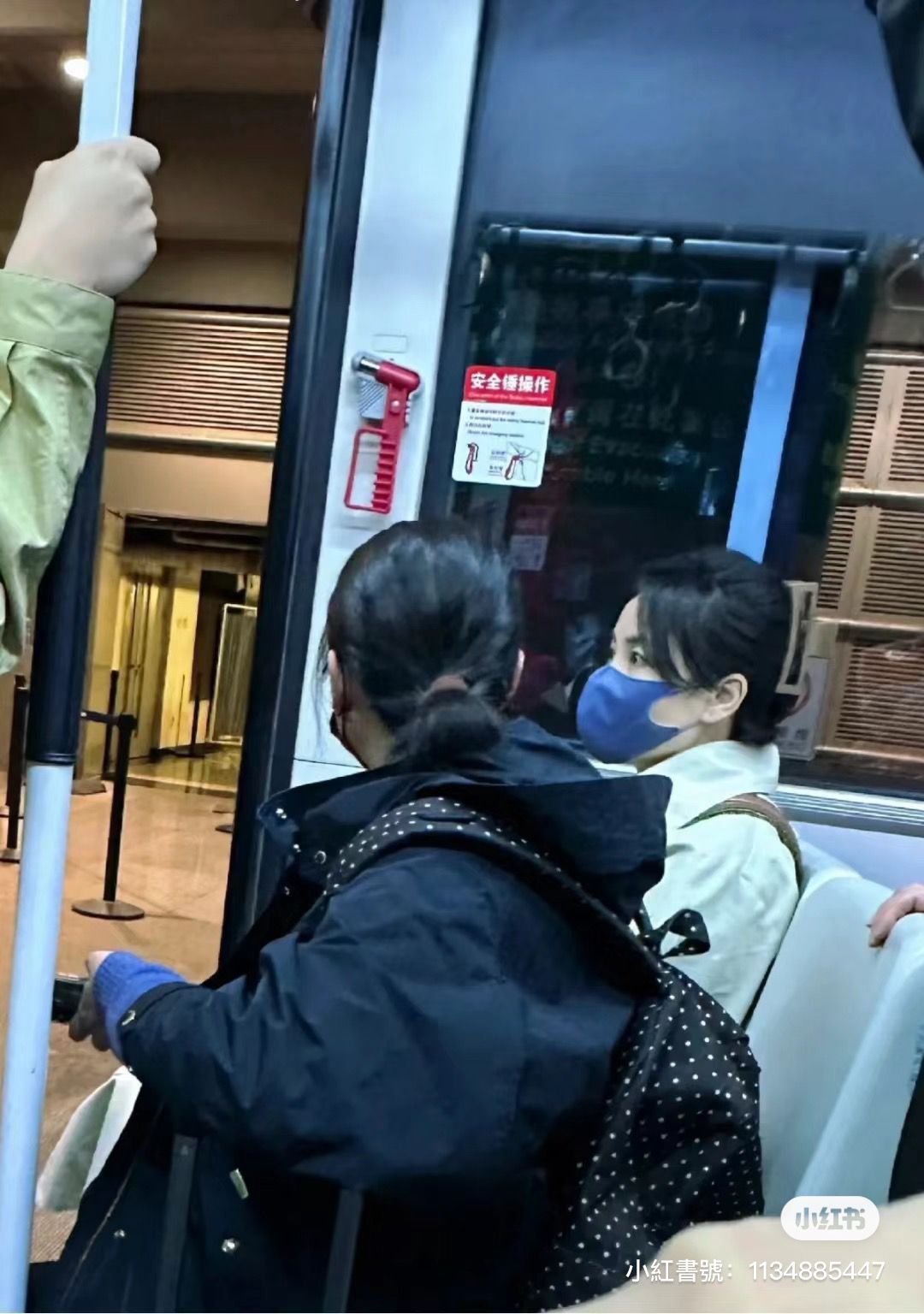 王菲貼地搭巴士被野生捕獲！素顔零走樣唔似53歲！網民激讚：真人又仙又美！