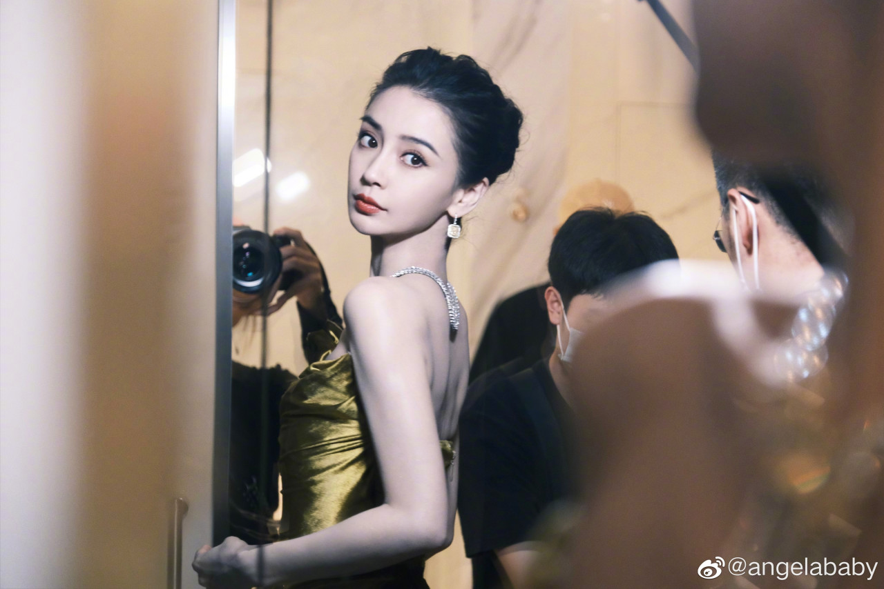 Angelababy新造型再釀時尚災難！浮誇金色禮服配「這對」鞋！網民：一言難盡！