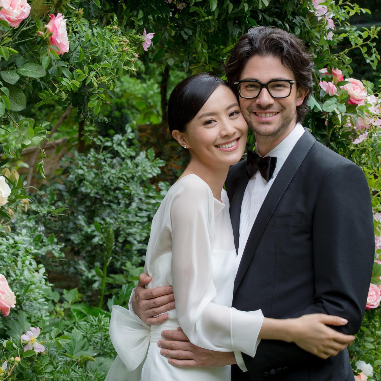 41歲陳法拉素顏狀態超年輕似少女！曝光兩歲女兒「小米妮」近照！網民激讚可愛！