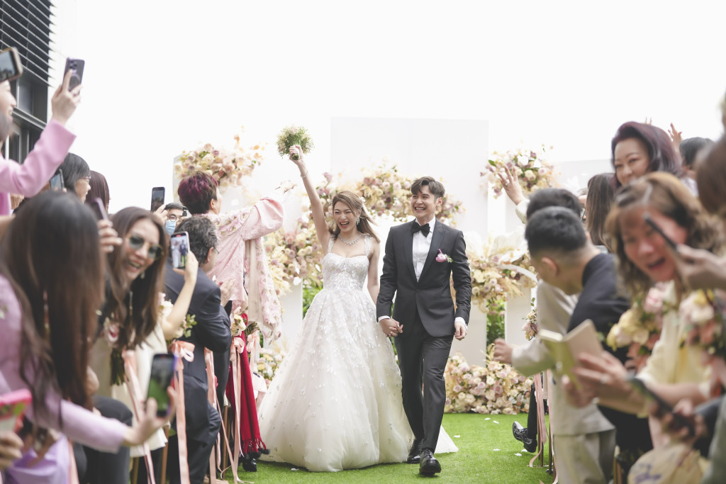 連詩雅大婚陳自瑤做姊妹超搶鏡！露膊裝大騷凍齡身材！做1件事被讚夠低調！