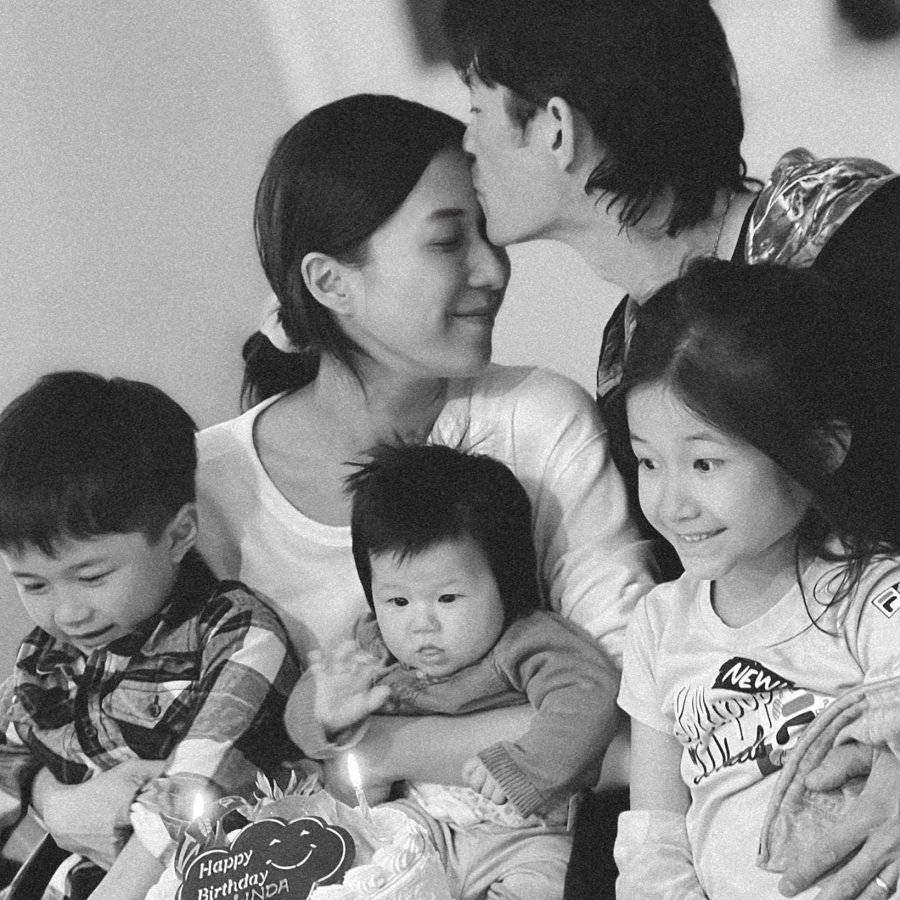 鍾嘉欣帶三子女遊迪士尼！無懼超淡妝影相！大女愈大愈靚似足媽媽！