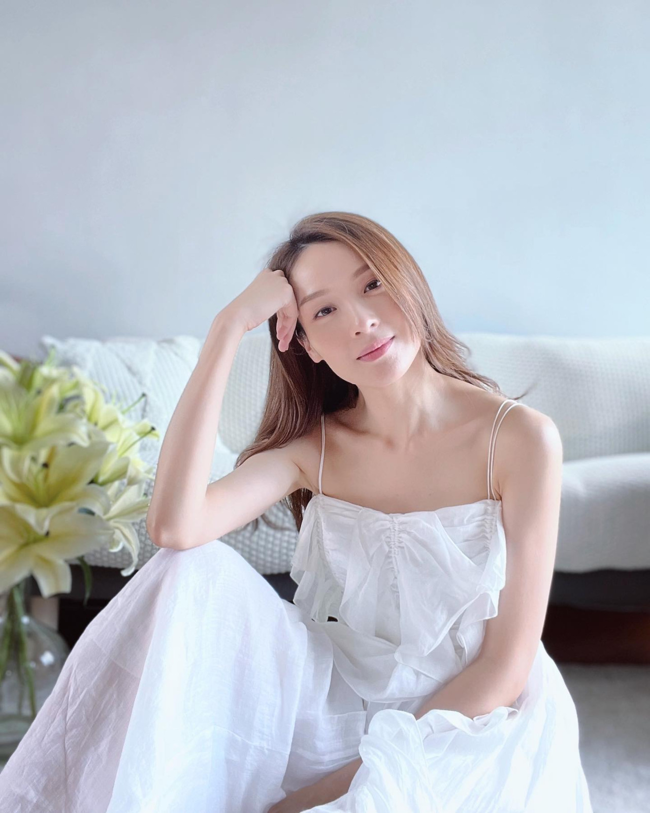 李佳芯突派福利曬吊帶背心靚相！40歲仍無懼淡妝示人！網民大讚仙女下凡：白到發光！