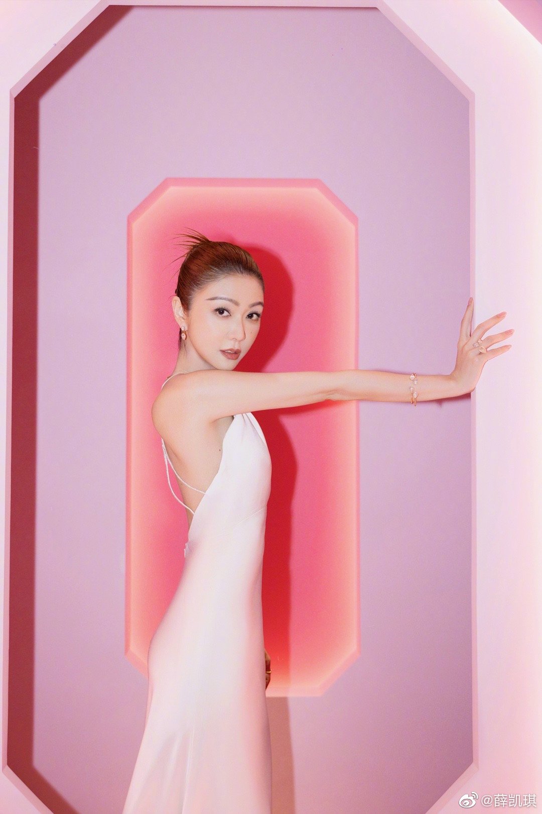 41歲薛凱琪近況流出容貌再度進化！低胸蕾絲內衣上陣！面部僵硬憔悴現形！