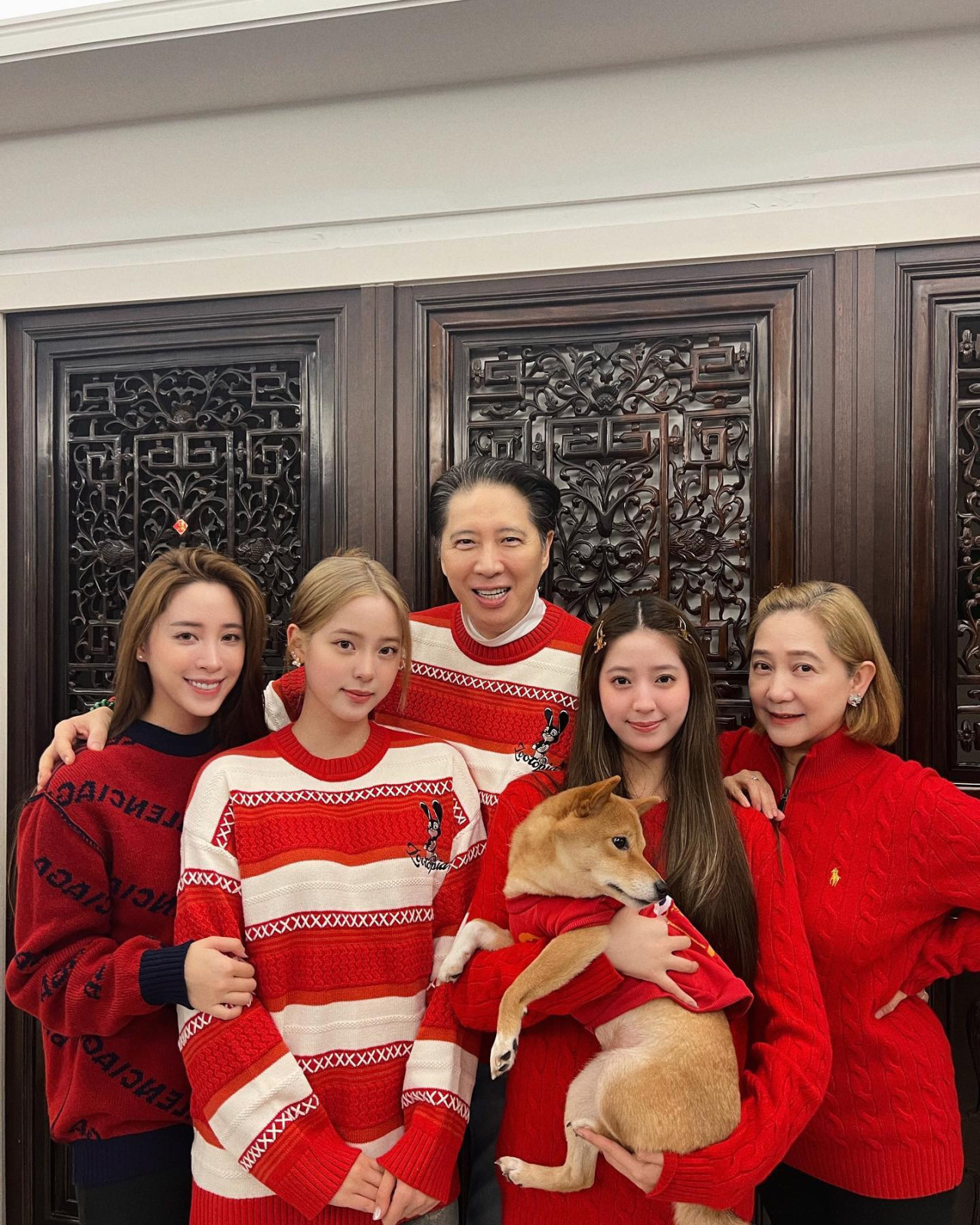 22歲歐陽娜娜近照被指女神崩壞！驚現粗壯手臂+小肚腩！真實身材被嫌棄「似大媽」！