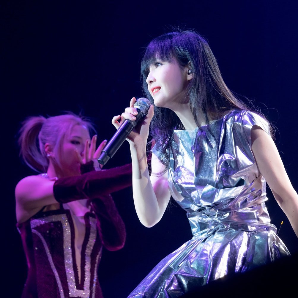 55歲周慧敏美國開演唱會唱功被嘲！凍齡美貌補救！粉絲近距離高清原圖曝光！