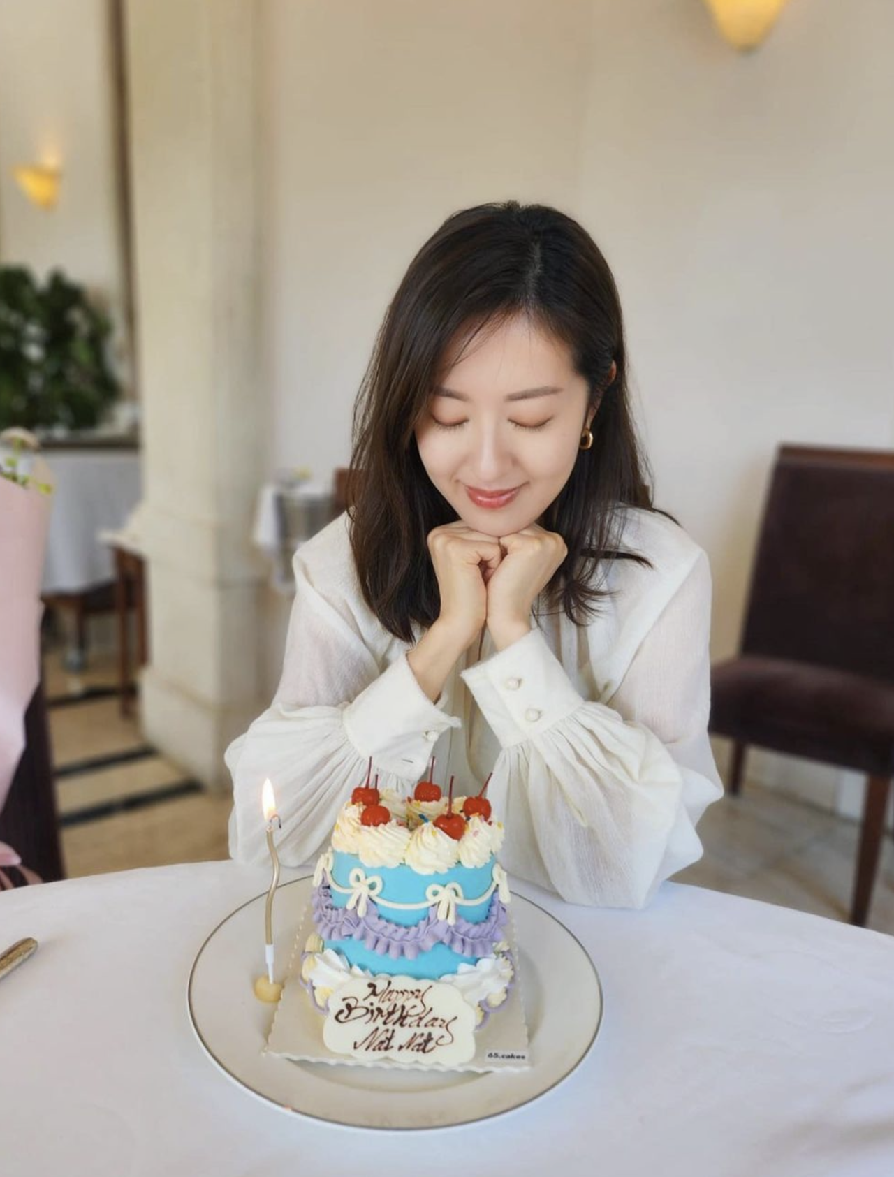 唐詩詠41歲生日仙氣素顏驚艷網民！獲贈「猛男蛋糕」反應搞笑！路人鏡頭下真實靚樣曝光！