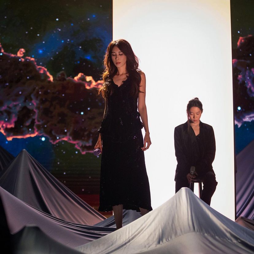 王菲26歲女兒竇靖童一改中性打扮！長髮增添少女味！歌聲獲激讚「複製貼上」媽媽神韻！