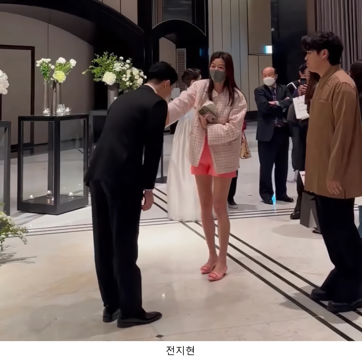 41歲全智賢粉色超短褲出席好友婚禮！BTS、秀智、朴信惠、李聖經同場現身！新郎來頭不小！