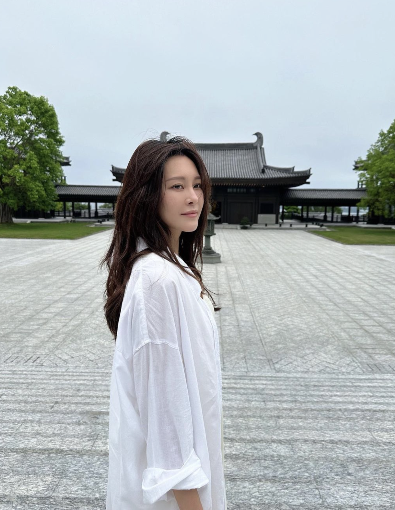 33歲張曦雯素顏現身慈山寺！網民大讚清麗脫俗！更發現靚樣激似蔚雨芯！