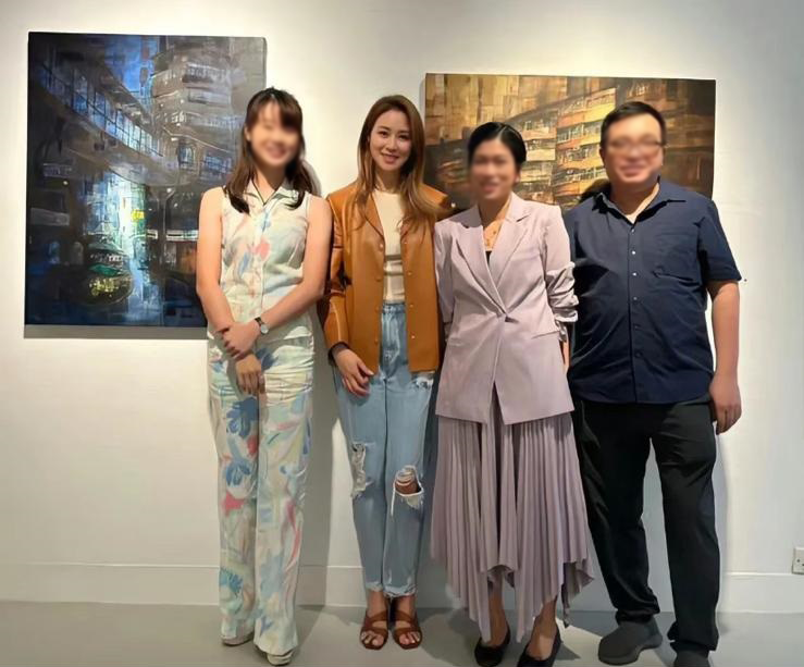 41歲徐子淇牛仔褲涼鞋睇藝術展生圖！久違低調現身！身材纖瘦狀態大勇！