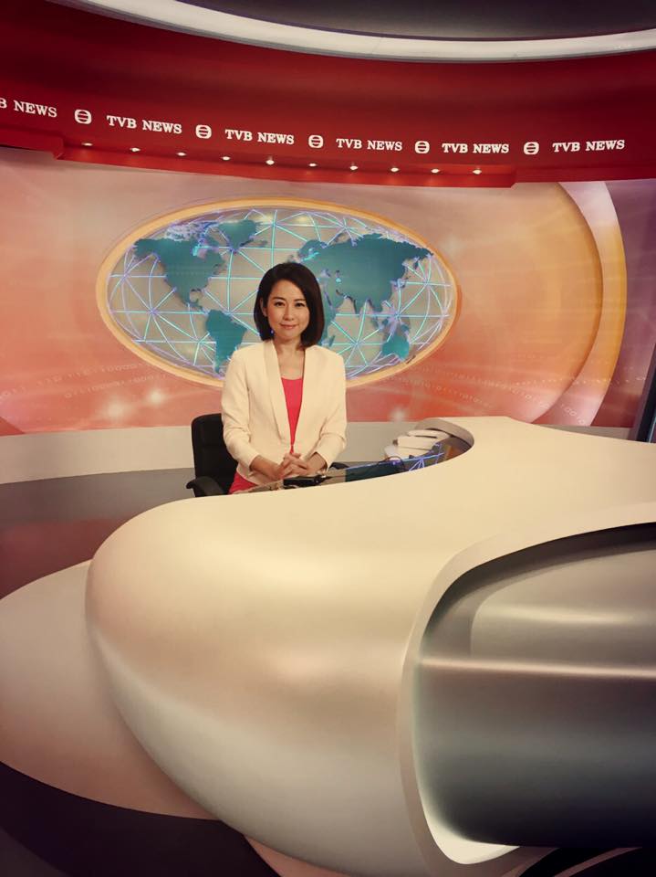 43歲TVB新聞主播黃珊眼鏡Hea樣訪問！私下性感露肩Look被瘋傳！育一仔一女仍像少女！