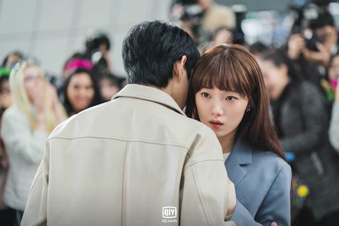 男友為「這原因」要求搭飛機分開坐！女網友表示難以接受！網民一面倒稱她「大小姐」！